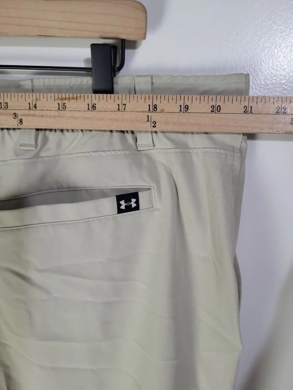 Under Armour UA Drive Mens SZ 44 Khaki Golf Shorts Flat Front Athleisure Stretch